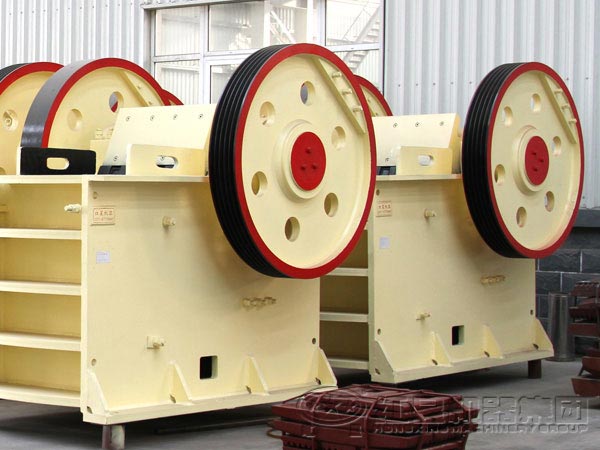 采石場破碎石頭要用到哪些設備？