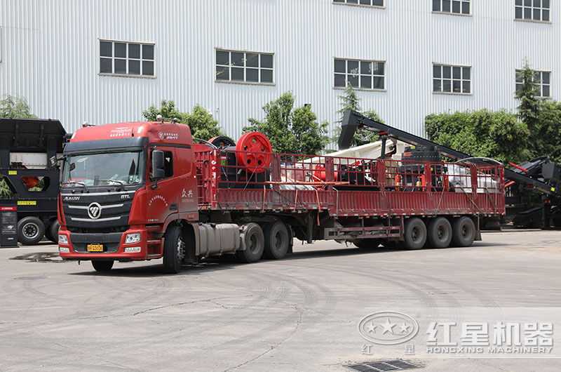 時產(chǎn)200噸圓錐破碎機(jī)發(fā)貨現(xiàn)場