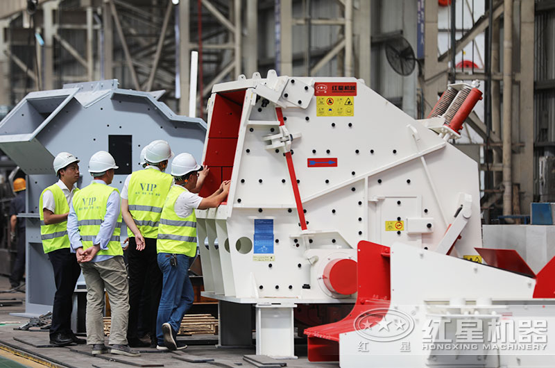 紅星產(chǎn)品經(jīng)理為來廠客戶細細講解反擊破設備 紅星產(chǎn)品經(jīng)理為來廠客戶細細講解反擊破設備