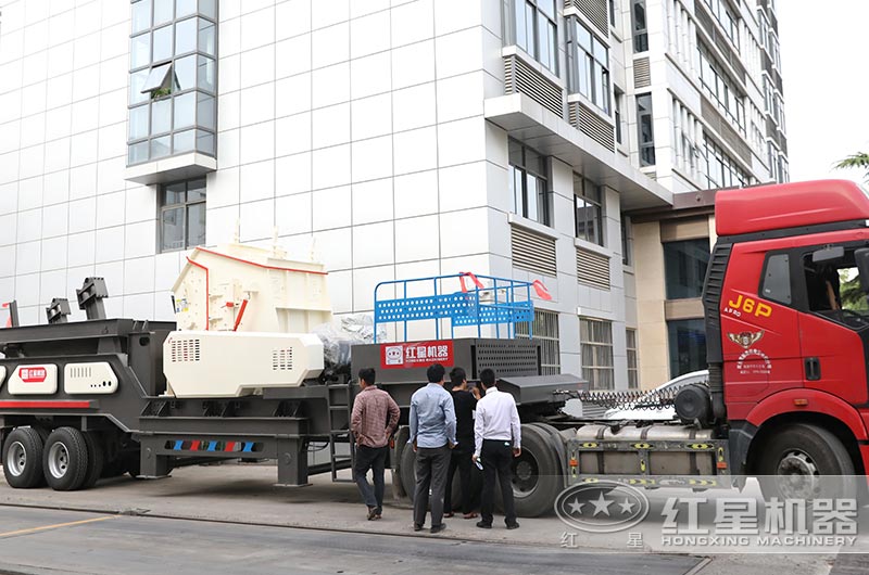 移動(dòng)式反擊破發(fā)貨現(xiàn)場(chǎng)圖片