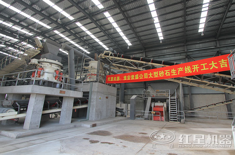 大型破碎石頭的機(jī)器工作現(xiàn)場圖片