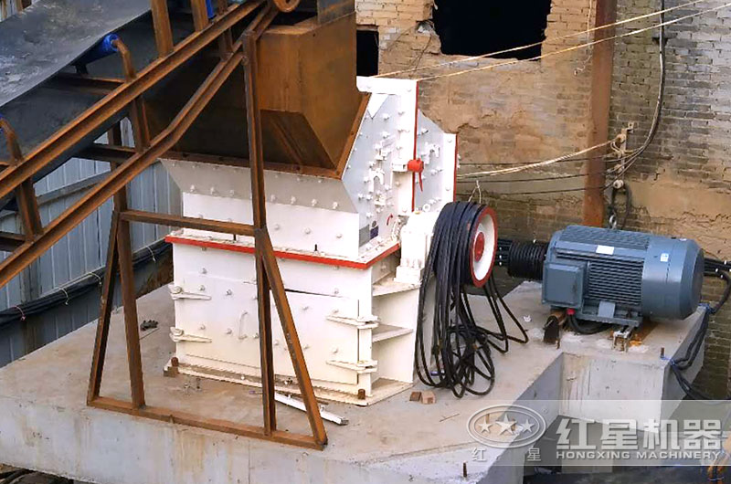 細(xì)碎制砂機(jī)工作現(xiàn)場圖片