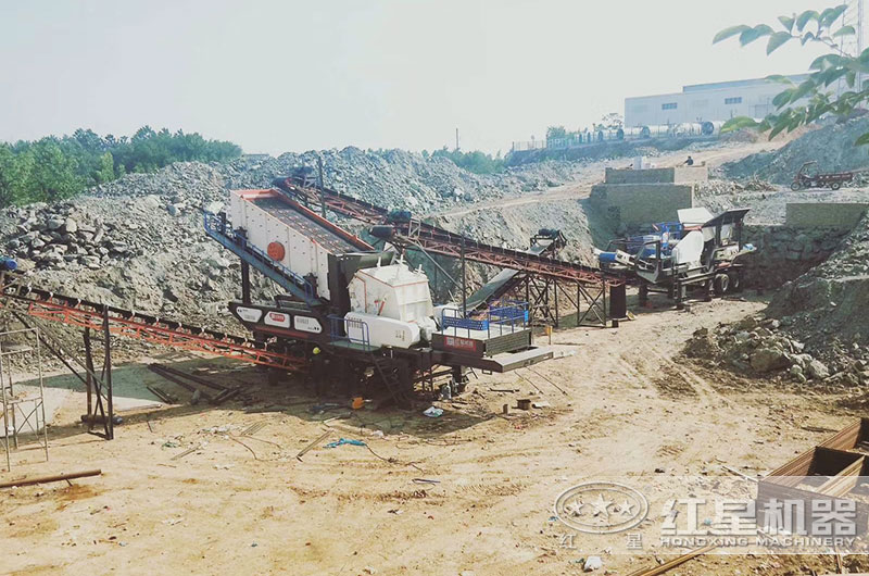 移動(dòng)破碎生產(chǎn)線作業(yè)現(xiàn)場(chǎng) 移動(dòng)破碎生產(chǎn)線作業(yè)現(xiàn)場(chǎng)