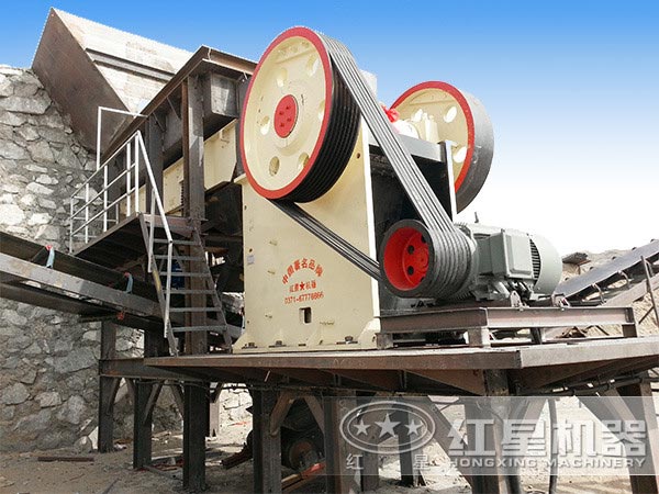 鋁礦石鄂式破碎機(jī)工作現(xiàn)場(chǎng)