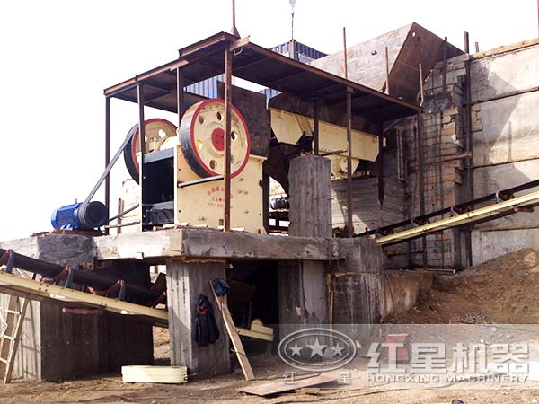 鄂式破碎機工作現(xiàn)場