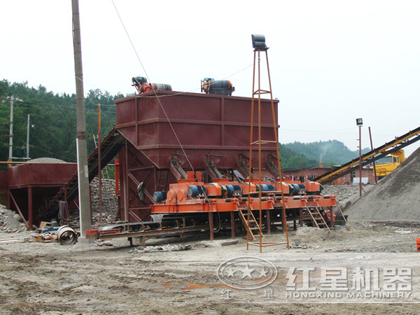 狼牙破碎機(jī)客戶(hù)作業(yè)現(xiàn)場(chǎng)