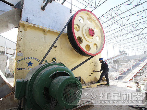 PE750*1060鄂式破碎機(jī)安裝生產(chǎn)客戶現(xiàn)場(chǎng)