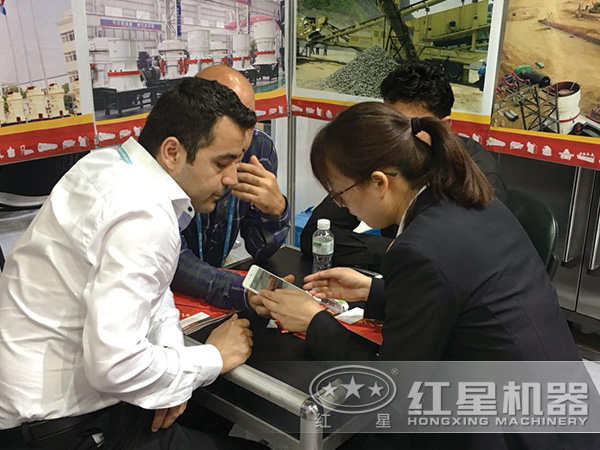 產(chǎn)品經(jīng)理正在為預(yù)約來廠客戶做詳細講解