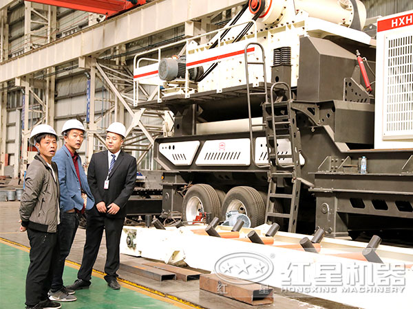 客戶來廠參觀流動打石機(jī)