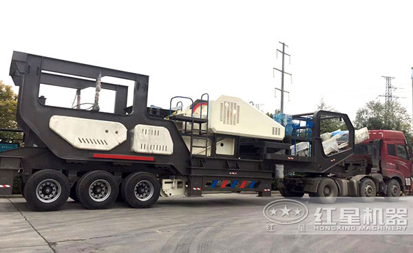 輪式流動(dòng)砂石破碎車，高產(chǎn)、快捷，時(shí)產(chǎn)百噸毫無壓力