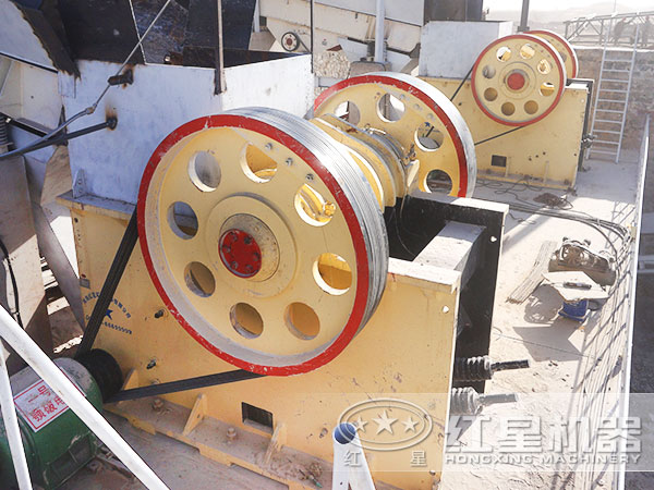 顎式石子磕石機的價格及產(chǎn)量是多少？