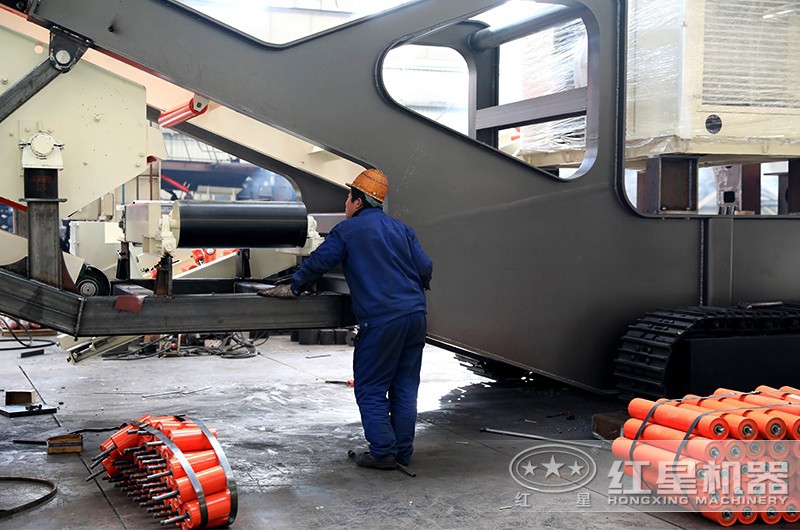 紅星技術(shù)工人正在認(rèn)真組裝移動破機(jī)架