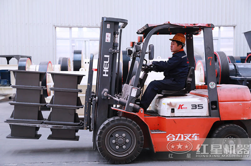 紅星技術嫻熟的生產工人在認真作業(yè)