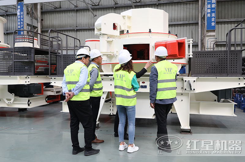 客戶(hù)來(lái)廠參觀機(jī)制砂設(shè)備