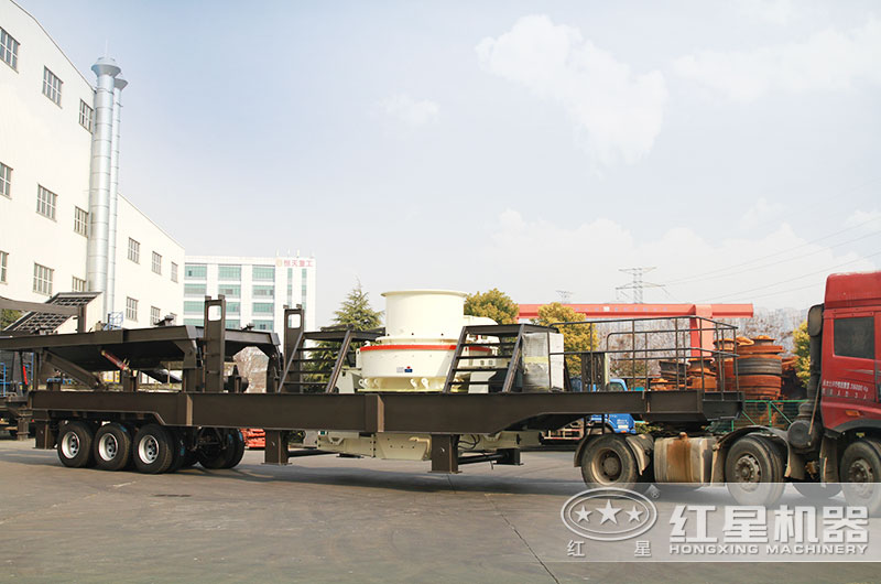 移動(dòng)制砂機(jī)掛上車頭即將開往花崗巖粉碎場(chǎng)地