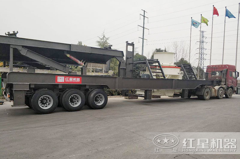 移動石頭制砂機掛上車頭即將開往制砂現(xiàn)場