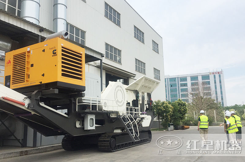 用戶來廠考察破碎氧化鋯的移動(dòng)破碎機(jī)