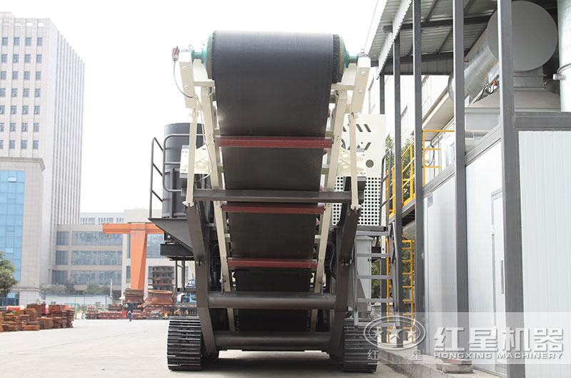 移動(dòng)石子破碎站已經(jīng)開(kāi)去躲雨了，您的砂石設(shè)備還泡在水里嗎？