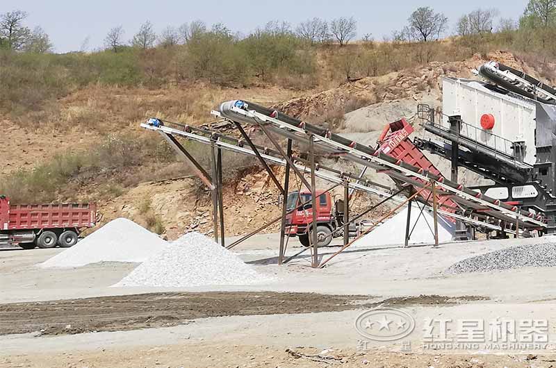 移動粉砂機制砂生產(chǎn)現(xiàn)場