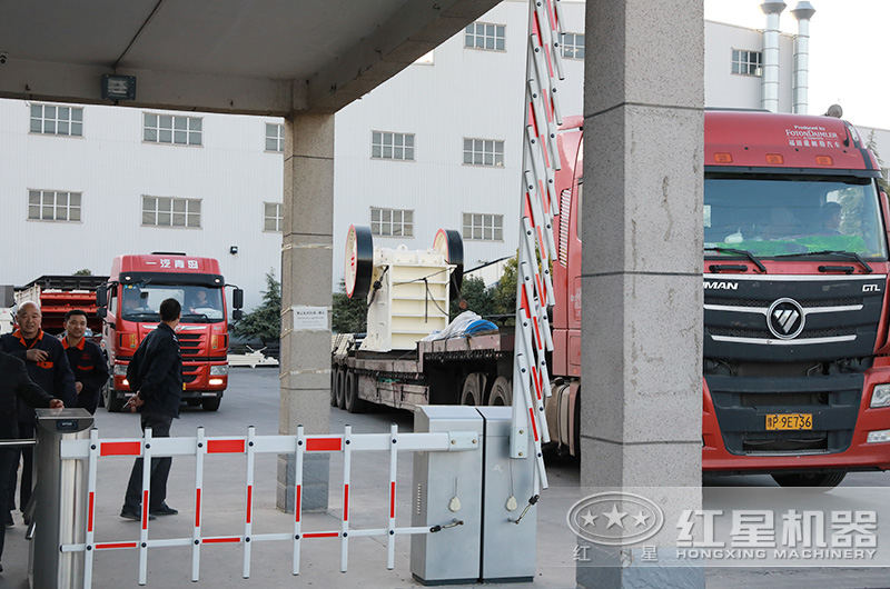 時產(chǎn)30-300噸的石料、石塊碎石機一套多少錢？