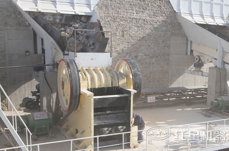 時(shí)產(chǎn)1000噸的鄂破機(jī)下料口多大，有哪些型號(hào)？