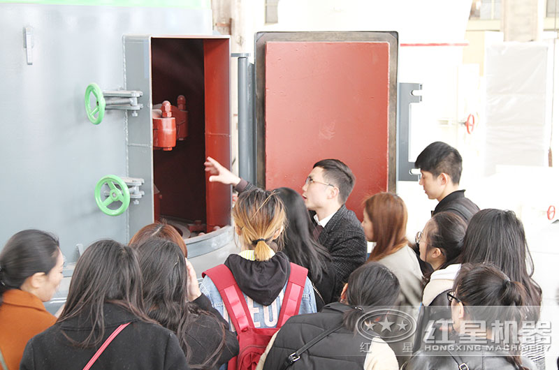 高校來(lái)廠參觀雷蒙磨設(shè)備