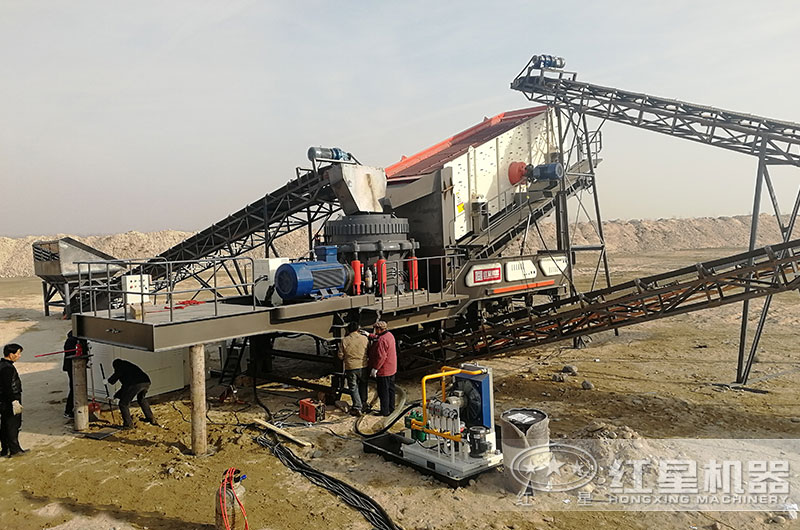 移動(dòng)石頭破碎機(jī)設(shè)備安裝現(xiàn)場(chǎng)
