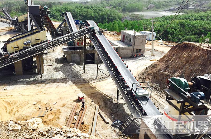 移動碎石機(jī)和固定碎石機(jī)哪個好？話不多說，上現(xiàn)場圖