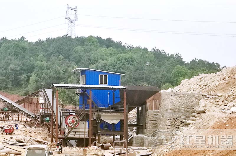 小型石頭破碎機成套多少錢？（內(nèi)附現(xiàn)場生產(chǎn)視頻）