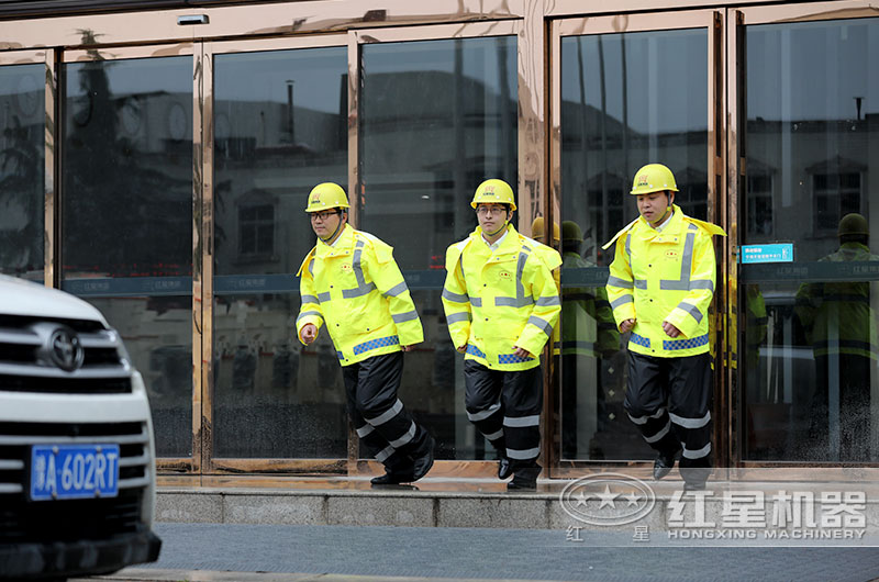 紅星機(jī)器售后人員，為您隨時(shí)待命