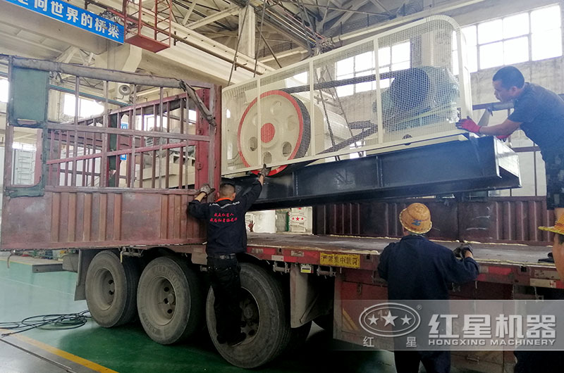 客戶對(duì)輥破碎機(jī)裝車(chē)現(xiàn)場(chǎng)