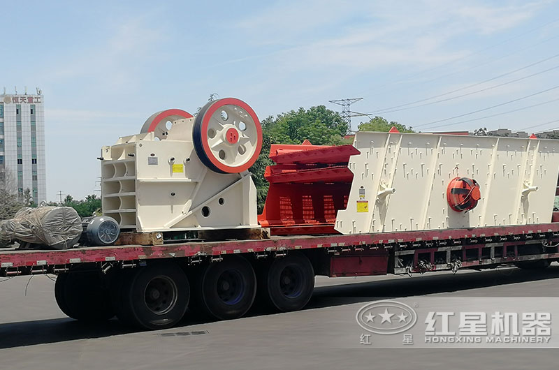 客戶訂購的顎式破碎機(jī)裝車現(xiàn)場