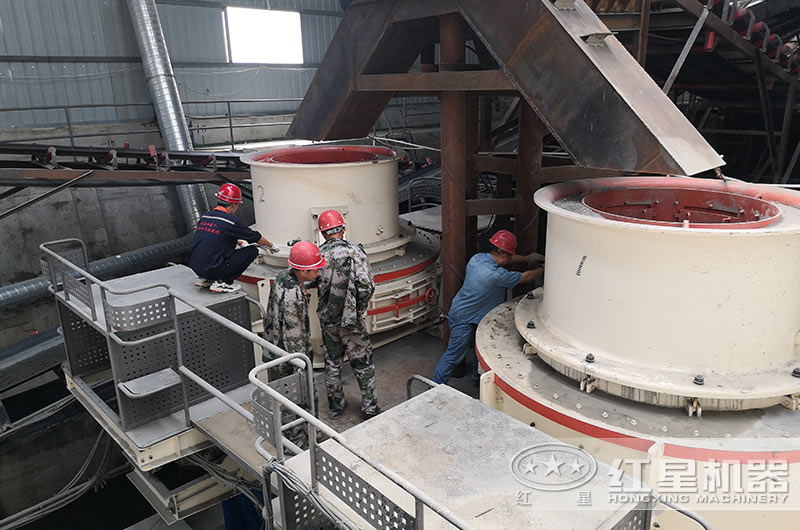 紅星技術師在現(xiàn)場為用戶安裝調試設備