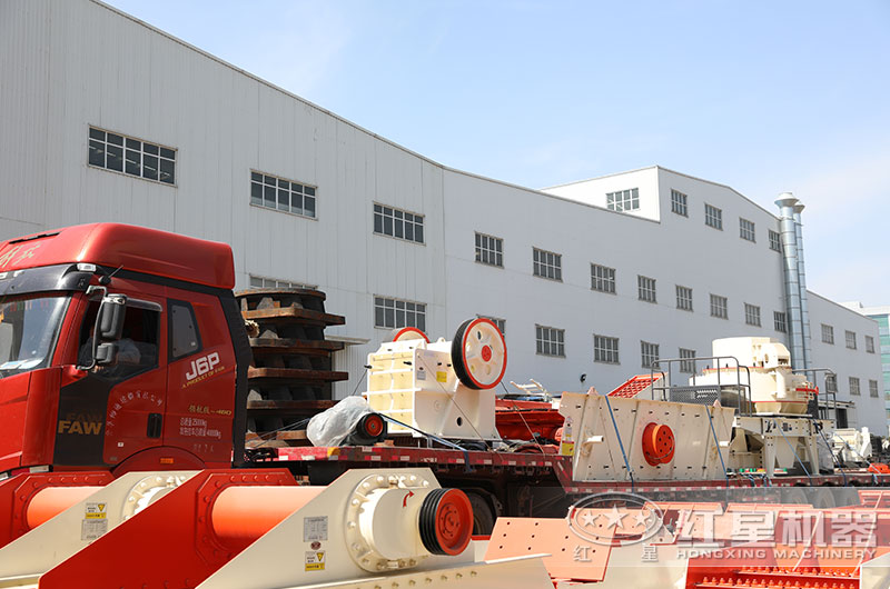 整套打砂生產線設備裝車以備發(fā)貨中