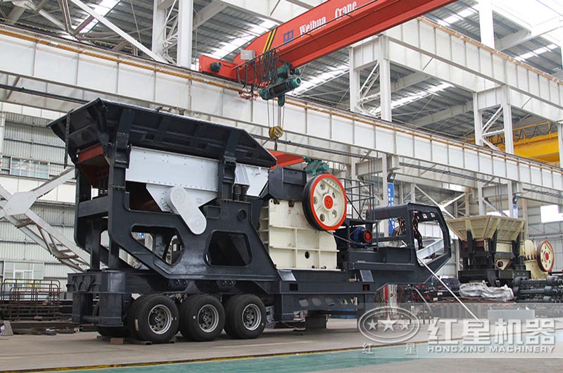 訂購一臺(tái)時(shí)產(chǎn)50噸的小型移動(dòng)破碎機(jī)多少錢？（附現(xiàn)場視頻）