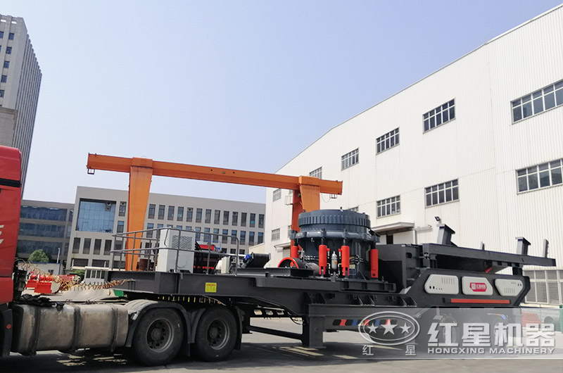 移動式鵝卵石粉碎設(shè)備發(fā)貨現(xiàn)場
